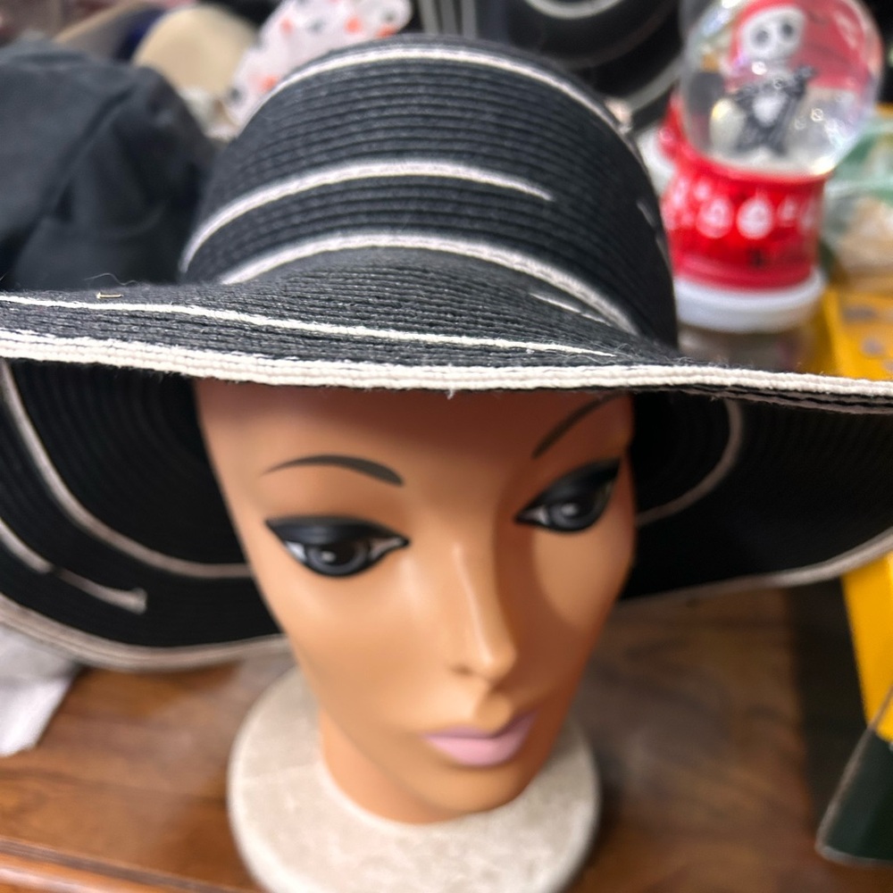 Black and white beach hat
